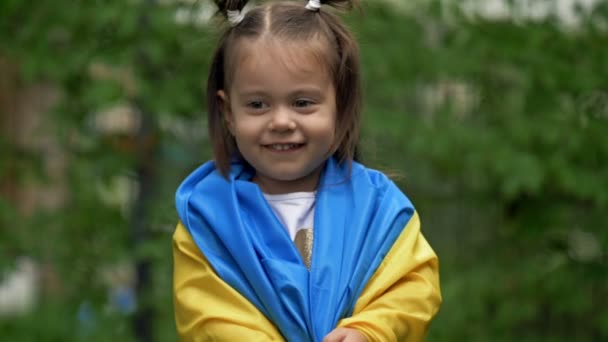 Egy Kis Mosolygós Lány Portréja Ukrán Zászlóval Vállán Győzelembe Vetett — Stock videók