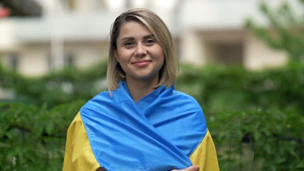 Portrait Young Smiling Woman Ukrainian Flag Her Shoulders Faith Victory — Vídeo de Stock