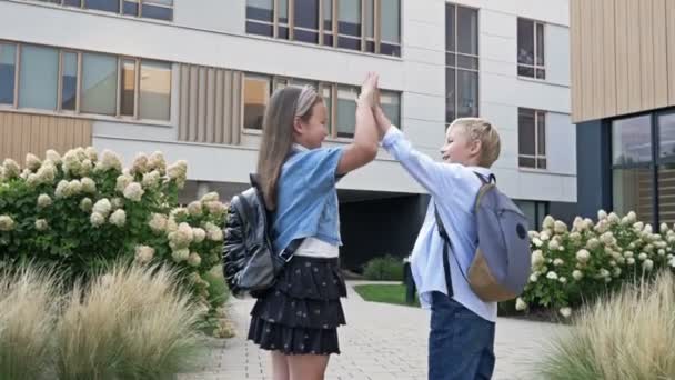 Träffa Klasskamrater Skolgården Pojke Och Flicka Grundskoleelever Hälsar Varandra När — Stockvideo