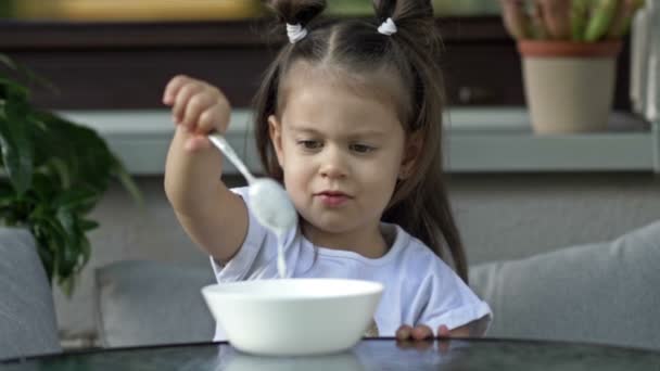 Yaşındaki Tatlı Küçük Kız Yulaf Lapası Yemek Istemiyor Bebek Maması — Stok video