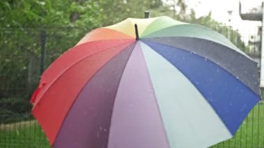 Yağmurda dönen karışık şemsiye. HD.
