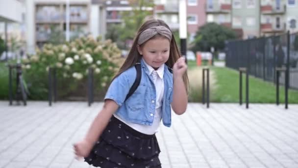 운동장에서 여학생 이화를 — 비디오