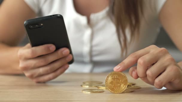 Bitcoin Para Hesap Makinesi Kadınların Elinde — Stok video