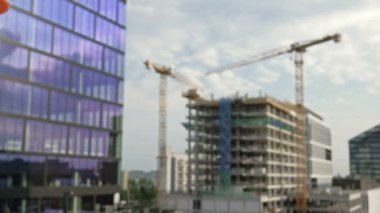 İnşaat alanındaki kadın müteahhit inşaat çalışmalarının ilerlemesini denetliyor. HD.