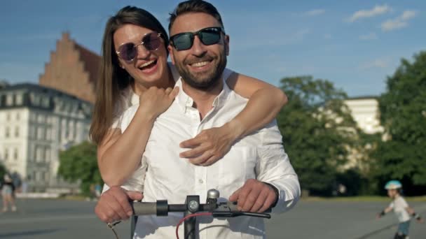 Retrato Verano Una Pareja Enamorada Scooter Eléctrico Hombre Una Mujer — Vídeo de stock