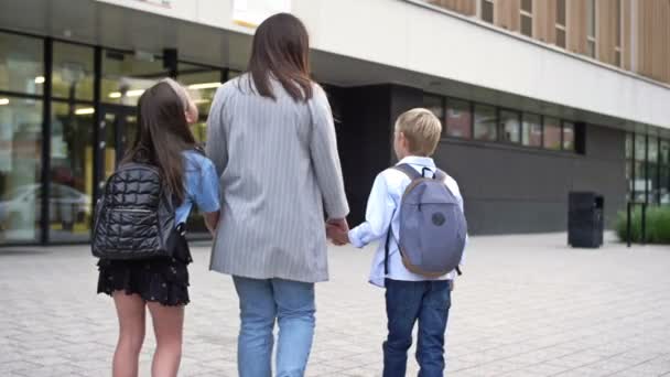 Young Woman Leads Boy Girl Years Old School Mom Holds — Stock Video