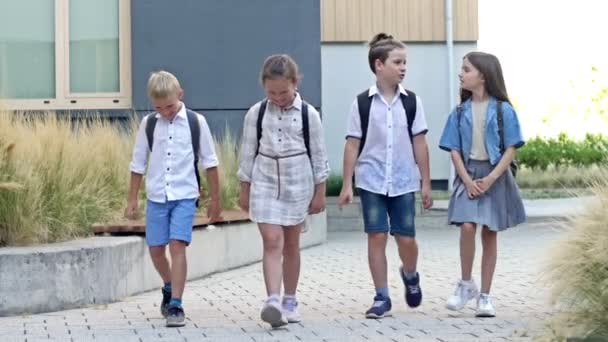 Four Elementary School Students Two Boys Two Girls Walking School — Vídeos de Stock