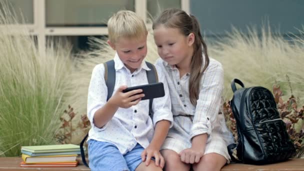 Two Friends Boy Girl Aged Sitting Bench Schoolyard Children Look – Stock-video