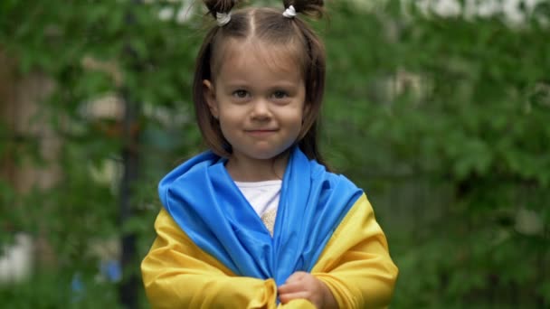 Портрет Маленької Усміхненої Дівчини Українським Прапором Плечах Символ Віри Перемогу — стокове відео