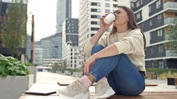 Jonge Aantrekkelijke Vrouw Drinkt Koffie Uit Een Wegwerpbeker Een Vrouw — Stockvideo