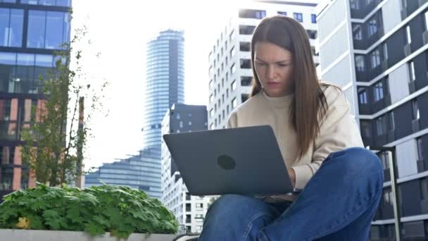 Młoda Kobieta Pracująca Zdalnie Bizneswoman Laptopem Kolanach Łączy Pracę Możliwością — Wideo stockowe