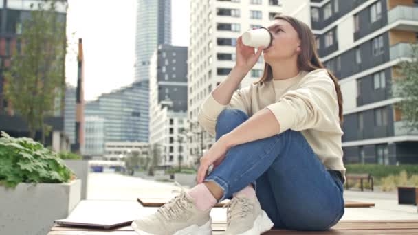 Junge Attraktive Frau Trinkt Kaffee Aus Einem Einwegbecher Eine Frau — Stockvideo