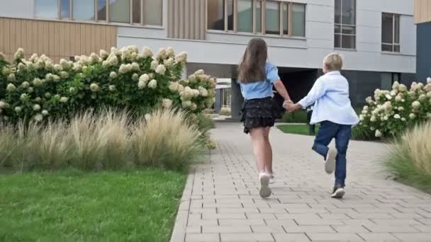 Двоє Дітей Хлопчик Дівчинка Віком Років Бігають Шкільному Подвір Тримаючись — стокове відео