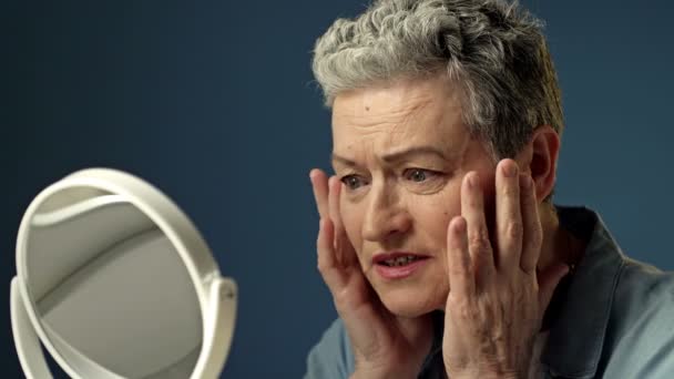 Egy Idős Ősz Hajú Gondosan Megvizsgálja Tükörképét Tükörben Enyhén Megérintve — Stock videók