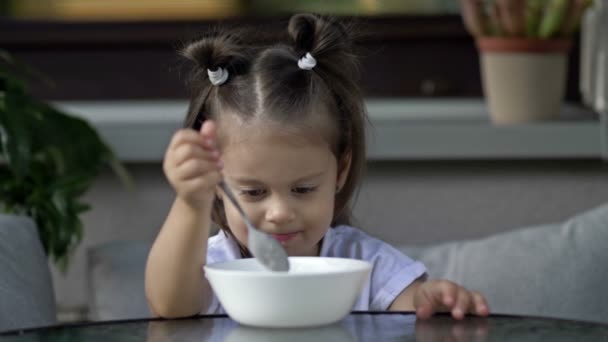 Linda Niña Años Edad Quiere Comer Gachas Concepto Comida Para — Vídeo de stock