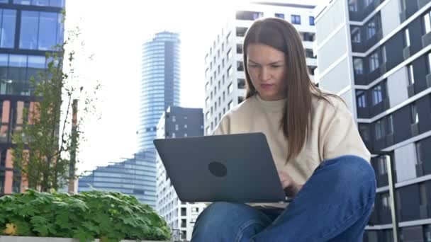 Junge Frau Die Aus Der Ferne Arbeitet Eine Geschäftsfrau Mit — Stockvideo