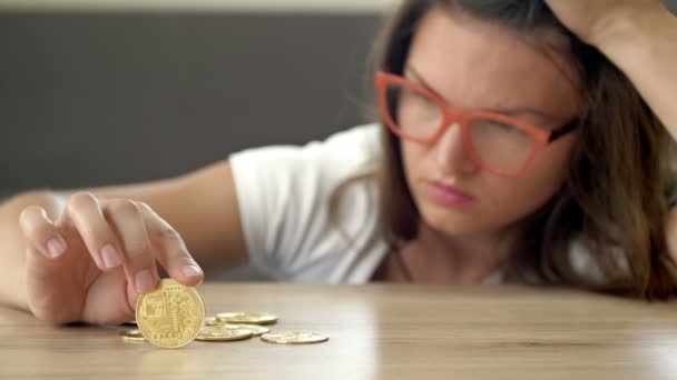 Frustrated Woman Rolls Bitcoin Coin Table Course Most Popular Cryptocurrency — Vídeo de Stock