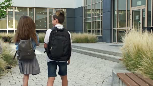 Kinder Grundschulalter Gehen Zur Schule Rucksäcke Hinter Sich — Stockvideo