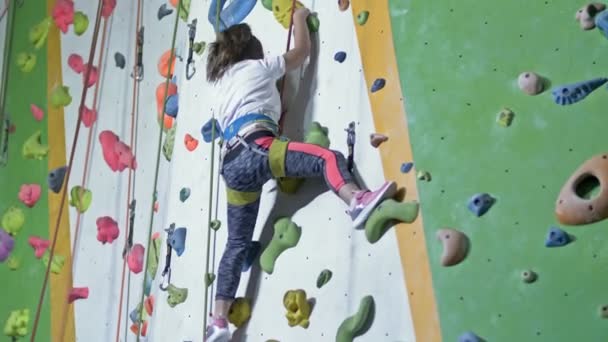 孩子们的运动攀爬 一名小女孩在爬墙时 自信地爬上陡峭的墙壁 — 图库视频影像