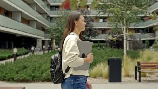 Jovem Mulher Alegre Com Uma Mochila Sobre Ombros Laptop Suas — Vídeo de Stock