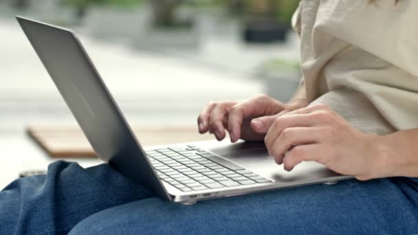 Las Manos Femeninas Portátil Los Tipos Mujer Teclado Sentado Parque — Vídeos de Stock