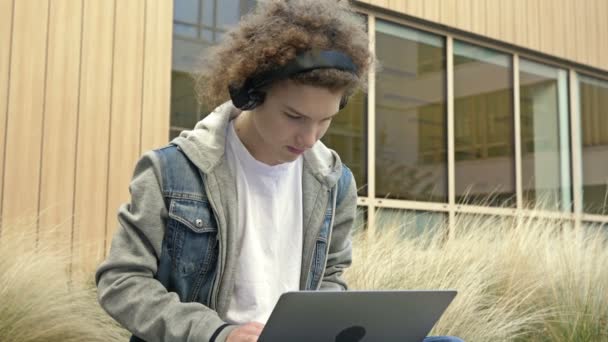Przystojny Facet Laptopem Słuchawkami Rozmawia Kimś Jednocześnie Pisze Maszynie Tłumaczenie — Wideo stockowe