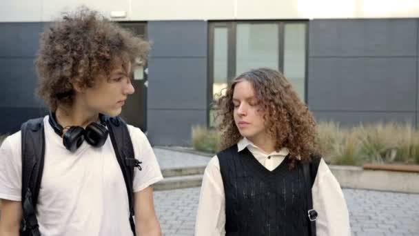 Dos Lindos Estudiantes Secundaria Chico Una Chica Están Caminando Por — Vídeo de stock
