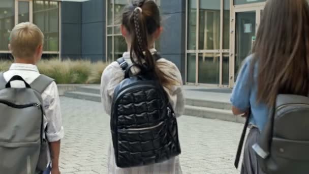 Dzieci Wieku Szkolnym Chodzą Szkoły Plecaki Tyłu Tłumaczenie — Wideo stockowe