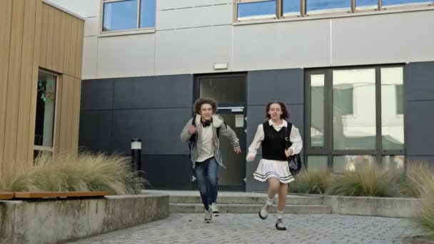 Dos Estudiantes Una Chica Chico Están Corriendo Por Patio Institución — Vídeos de Stock