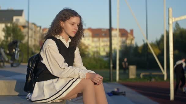 Sonhador Muito Menina Ensino Médio Está Sentado Perto Campo Esportes — Vídeo de Stock