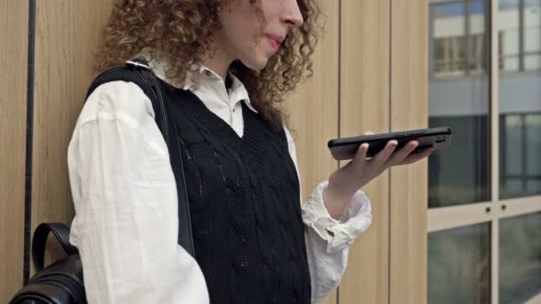 Μαθήτρια Λυκείου Ένα Τηλέφωνο Στα Χέρια Της Στέκεται Στον Τοίχο — Αρχείο Βίντεο
