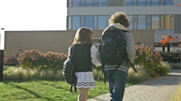 Két Középiskolás Egy Fiú Egy Lány Órára Mennek Tinédzserek Élénken — Stock videók