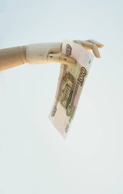 Para elinde. El ele tutuşmanın kopyası yüz ruble gösteriyor. Finans, para yatırımları, para alma kavramı. Boşluğu Kopyala