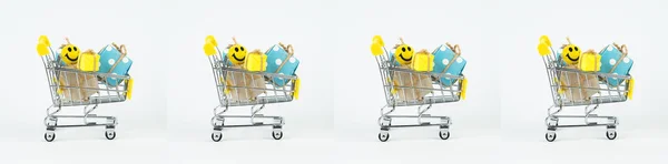 Chariots de supermarché avec des achats. Le concept de vente, rabais, boutiques en ligne. Vente de produits. Pouvoir d'achat, bon de livraison. Vente de marchandises en ligne. Espace de copie — Photo