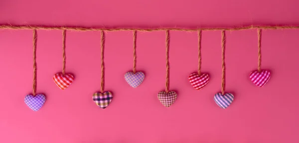 Fondo rosa con corazones. Fondo romántico para unas vacaciones de los amantes, una declaración de amor para el día de San Valentín —  Fotos de Stock