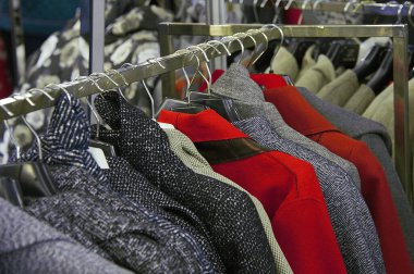 Alışveriş merkezinde yarı sezonluk kıyafet satışı. Kırmızı kadın ceketi..