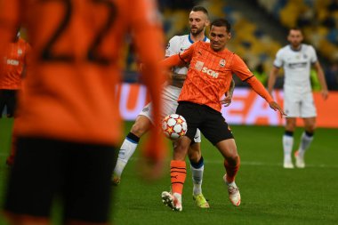 KYIV, UKRAINE - 27 Ekim 2020: orta saha oyuncusu Alan Patrick (21) Milan Skriniar 'a karşı. UEFA Şampiyonlar Ligi karşılaşması Shakhtar Donetsk ile Inter Milan arasında Kyiv Olimpiyskyi Stadyumu 'nda oynanacak.