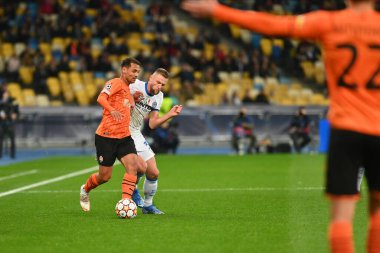 KYIV, UKRAINE - 27 Ekim 2020: orta saha oyuncusu Alan Patrick (21) Milan Skriniar 'a karşı. UEFA Şampiyonlar Ligi karşılaşması Shakhtar Donetsk ile Inter Milan arasında Kyiv Olimpiyskyi Stadyumu 'nda oynanacak.