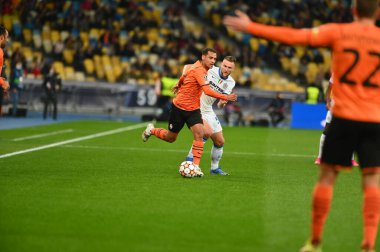 KYIV, UKRAINE - 27 Ekim 2020: orta saha oyuncusu Alan Patrick (21) Milan Skriniar 'a karşı. UEFA Şampiyonlar Ligi karşılaşması Shakhtar Donetsk ile Inter Milan arasında Kyiv Olimpiyskyi Stadyumu 'nda oynanacak.