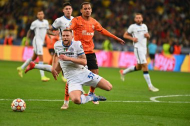 KYIV, UKRAINE - 27 Ekim 2020: orta saha oyuncusu Alan Patrick (21) Milan Skriniar 'a karşı. UEFA Şampiyonlar Ligi karşılaşması Shakhtar Donetsk ile Inter Milan arasında Kyiv Olimpiyskyi Stadyumu 'nda oynanacak.