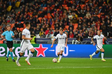 KYIV, UKRAINE - 27 Ekim 2020: Nicolo Barella saldırıya geçti. UEFA Şampiyonlar Ligi karşılaşması Shakhtar Donetsk ile Inter Milan arasında Kyiv Olimpiyskyi Stadyumu 'nda oynanacak.