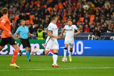 KYIV, UKRAINE - 27 Ekim 2020: Nicolo Barella saldırıya geçti. UEFA Şampiyonlar Ligi karşılaşması Shakhtar Donetsk ile Inter Milan arasında Kyiv Olimpiyskyi Stadyumu 'nda oynanacak.