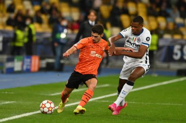 KYIV, UKRAINE - 27 Ekim 2020: Orta saha oyuncusu Solomon, Denzel Dumfries 'e karşı. UEFA Şampiyonlar Ligi karşılaşması Shakhtar Donetsk ile Inter Milan arasında Kyiv Olimpiyskyi Stadyumu 'nda oynanacak.