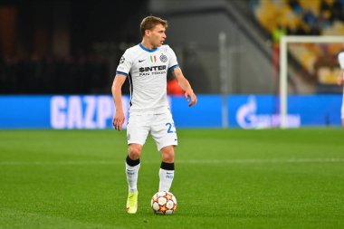 KYIV, UKRAINE - 27 Ekim 2020: Nicolo Barella saldırıya geçti. UEFA Şampiyonlar Ligi karşılaşması Shakhtar Donetsk ile Inter Milan arasında Kyiv Olimpiyskyi Stadyumu 'nda oynanacak.