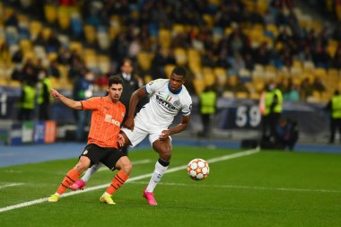 KYIV, UKRAINE - 27 Ekim 2020: Orta saha oyuncusu Solomon, Denzel Dumfries 'e karşı. UEFA Şampiyonlar Ligi karşılaşması Shakhtar Donetsk ile Inter Milan arasında Kyiv Olimpiyskyi Stadyumu 'nda oynanacak.