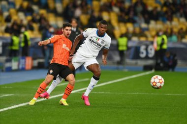 KYIV, UKRAINE - 27 Ekim 2020: Orta saha oyuncusu Solomon, Denzel Dumfries 'e karşı. UEFA Şampiyonlar Ligi karşılaşması Shakhtar Donetsk ile Inter Milan arasında Kyiv Olimpiyskyi Stadyumu 'nda oynanacak.