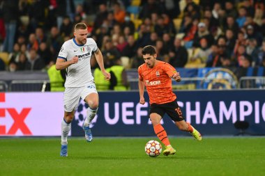 KYIV, UKRAINE - 27 Ekim 2020: Orta saha oyuncusu Solomon saldırıya geçti. UEFA Şampiyonlar Ligi karşılaşması Shakhtar Donetsk ile Inter Milan arasında Kyiv Olimpiyskyi Stadyumu 'nda oynanacak.