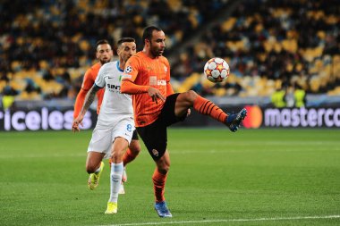 KYIV, UKRAINE - 27 Ekim 2020: Ismaily vs Matias Vecino atakta. UEFA Şampiyonlar Ligi karşılaşması Shakhtar Donetsk ile Inter Milan arasında Kyiv Olimpiyskyi Stadyumu 'nda oynanacak.