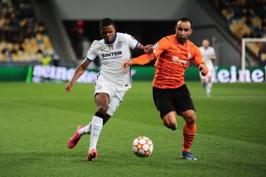 KYIV, UKRAINE - 27 Ekim 2020: Ismaily Denzel Dumfries 'e karşı saldırı. UEFA Şampiyonlar Ligi karşılaşması Shakhtar Donetsk ile Inter Milan arasında Kyiv Olimpiyskyi Stadyumu 'nda oynanacak.