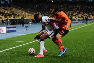 KYIV, UKRAINE - 27 Ekim 2020: Ismaily Denzel Dumfries 'e karşı saldırı. UEFA Şampiyonlar Ligi karşılaşması Shakhtar Donetsk ile Inter Milan arasında Kyiv Olimpiyskyi Stadyumu 'nda oynanacak.